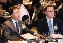 [크기변환]김태흠 충남도지사는 27일 베트남 호치민시 JW메리어트 사이공에서 열린 충청남도.호치민시 기업인의 밤 행사에 참석했다 1.jpg