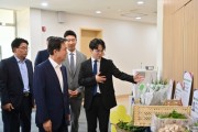 f_전시된 충남 스마트팜 청년농업인 생산 농산물을 살펴보는 김태흠 충남도지사.jpg