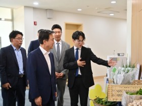 f_전시된 충남 스마트팜 청년농업인 생산 농산물을 살펴보는 김태흠 충남도지사.jpg
