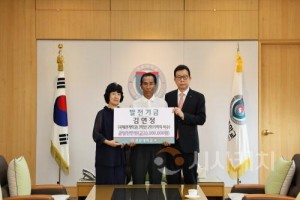 [크기변환]사진 1. 故 김연정 학생 부모님과 문성제 총장(오른쪽)이 기념 촬영을 했다.jpg