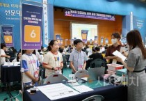 [크기변환]사진3. 참가자들이 발표를 진행하고 심사위원이  작품심사를 진행중이다..JPG