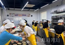 f_사진1_ 직원들 직접 구운 피자빵으로 아이들에게 웃음 전해.jpeg