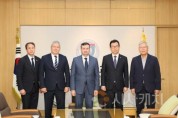 f_사진 1. 기념촬영 사진(좌측 두번째 부터 사나예프 볼리딘 엘라모노비치 부의장, 루스탐 이사예브 부대사, 문성제 총장, 최창하 부총장).JPG