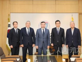 f_사진 1. 기념촬영 사진(좌측 두번째 부터 사나예프 볼리딘 엘라모노비치 부의장, 루스탐 이사예브 부대사, 문성제 총장, 최창하 부총장).JPG