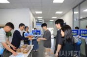 f_1. 출근길, 원장이 샌드위치를 전달하는 모습.JPG