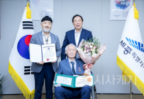 f_왼쪽부터 임재한, 최민호 세종시장,임창수 옹(복지정책과).png