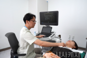 f_단국대병원 유원상 갑상선센터장이 갑상선 초음파 검사를 하고 있다.png