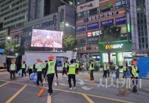 [크기변환]2.천안시 환경미회원들이 지난 26일 신부동 신세계백화점 천안아산점 일원에서 열린 ‘천안흥타령춤축제 2025’ 거리퍼레이드가 끝난 뒤 쓰레기 등을 정리하고 있다.   (1).jpg