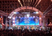 [크기변환]2. 김석필 천안시장 권한대행 부시장이 28일 천안종합운동장 주무대에서 열린 천안흥타령춤축제 2025 폐막식에서 축제에 참여한 무용단, 방문단 등과 다 함께 춤을 추고 있다 (2).jpg