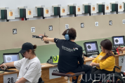 f_조정두(가운데) 선수 사격 모습(체육진흥과).png