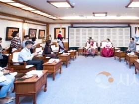 [크기변환]최민호 시장 외신 기자단 간담회1(공보관).jpeg