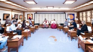[크기변환]최민호 시장 외신 기자단 간담회1(공보관).jpeg