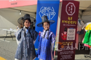 f_세종한글축제 _충녕이네 한복가게_ 앞에서 한글이 새겨진 한복을 곱게 차려입은 남매가 전봉의 멋을 뽐내고 있다..png
