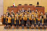 f_대전성모초등학교 4학년 대전시의회 견학-1_단체사진.png