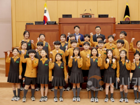f_대전성모초등학교 4학년 대전시의회 견학-1_단체사진.png