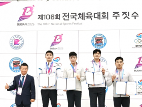 f_사진 1. 박경준 교수(좌측)와 수상자들이 기념 촬영을 했다.png