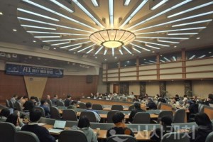 [크기변환]사진 1. 제 4차 재활헬스케어포럼-AI헬스케어창업 관련하여 회의를 진행하고있다.jpg