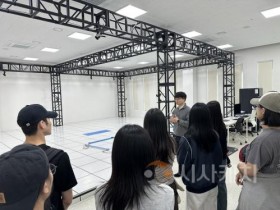 f_사진 2. 동작분석기 원리와 특성에 대한 설명을 듣고 있다.jpg