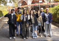 [크기변환]사진 2. 선문대 한국어교육원생이 한국 여가 문화를 체험 하고 있다.jpg