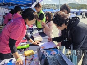 [크기변환]체험 부스 운영 사진 ② (타투·참여 서명).jpg