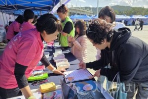 [크기변환]체험 부스 운영 사진 ② (타투·참여 서명).jpg