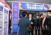 f_사진 2. 문성제 총장(좌측)이 국책사업존에 방문해서 설명을 듣고 있다.png