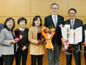 f_2. 대전시 故 강준석 하사 유가족에 무공훈장 전수.png