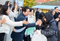 “수험생 여러분 힘내세요!” 오세현 아산시장, 수능 현장서 수험생 응원