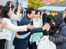 f_1. &quot;수험생 여러분 힘내세요!” 오세현 아산시장, 수능 현장서 수험생 응원 (1).jpg