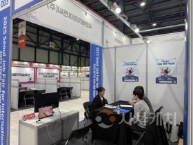 [크기변환]사진 3. 선문대 유학생이 기업 인사담당자와 상담하고 있다.jpg