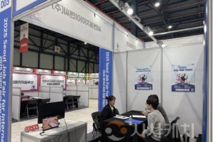 [크기변환]사진 3. 선문대 유학생이 기업 인사담당자와 상담하고 있다.jpg