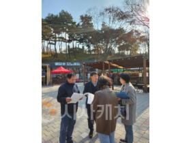 f_1. [예당호 모노레일 앞 광장] 예당호 모노레일 관련 설명을 듣고 있는 아산시의회 천철호 의원(왼쪽부터 아산시의회 천철호의원, 예산군~.png