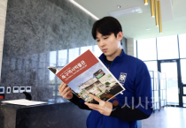 f_축구종합센터건립추진단(국가대표 선수단 축구역사박물관 유물 기증 홍보-사진1. 양민혁).png