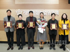 f_사진1_감사패 받은 아산시의회 기획행정농업위원회 의원들.png