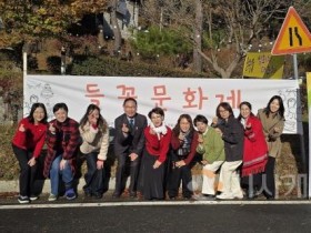 [크기변환]사진1_I W P G 천안지부 들꽃문화제_참여자들이 행사 현장에서 손하트를 하며 평화의 의미를 나누고 있다..jpg