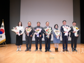 f_농업인 대상_왼쪽 두번째부터 강용규 씨, 박승갑 씨, 최민호 시장, 류명순 씨(농업정책과).png