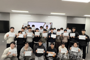 f_사진 1. Catia MES국제 자격증 인증서를 취득한 후 기념촬영.png