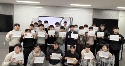 f_사진 1. Catia MES국제 자격증 인증서를 취득한 후 기념촬영.png