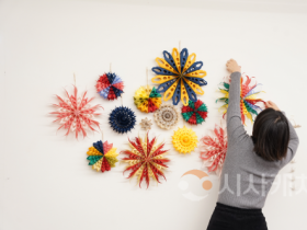 f_사진 1. 마음 활력 크래프트에 참여한 어머니들의 공예하는 모습.png