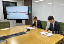 f_사진 1. 협약서에 서명하고 있다(좌측부터 정진동 대표, 권진백 산학협력단장).png