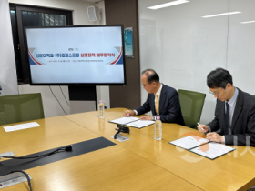 f_사진 1. 협약서에 서명하고 있다(좌측부터 정진동 대표, 권진백 산학협력단장).png