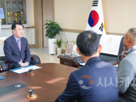 f_사진_부여 자택 화재 피해 학생 복구 지원금 전달.png