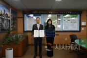 f_SO 10002 인증 (왼쪽부터 충남개발공사 김병근 사장, 한국경영인증원 황은주 대표 ).png