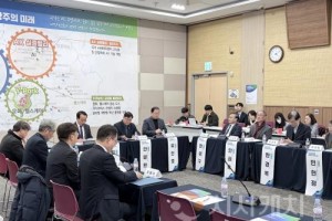 [크기변환]2. 충청광역연합의회 유인호 부의장, &quot;충청-호남의 협력으로 국가균형발전의 새로운 지방시대 열어야”(사진2).jpg