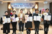 [크기변환]사진1_표창패 받은 아산시의회 기획행정농업위원회 의원들.JPG