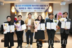 [크기변환]사진1_표창패 받은 아산시의회 기획행정농업위원회 의원들.JPG