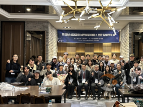 f_사진 1. 성과공유 네트워킹 × 창업인의 날 단체 기념 촬영을 했다.png