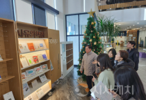 f_1. 전주시립도서관 꽃심에서 관계자에게 설명을 듣고있는 천철호 의원 및 아산시 시립도서관 공무원.png