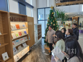 f_1. 전주시립도서관 꽃심에서 관계자에게 설명을 듣고있는 천철호 의원 및 아산시 시립도서관 공무원.png