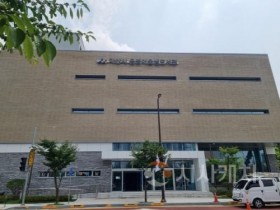 [크기변환]4. 아산시 음봉어울샘도서관, 도서관 최초 이기종 로봇 연계 시스템 구축 (2).jpg